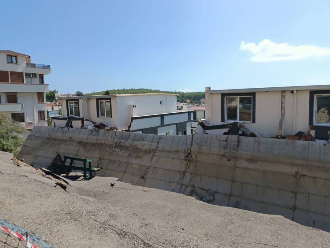 O kentte yollar çöktü: Gece yarısı felaketi yaşadılar! Gün aydınlanınca korkunç manzara ortaya çıktı 19